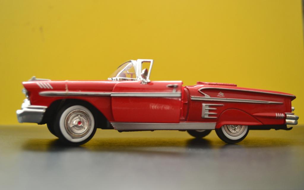 红色复古汽车模型