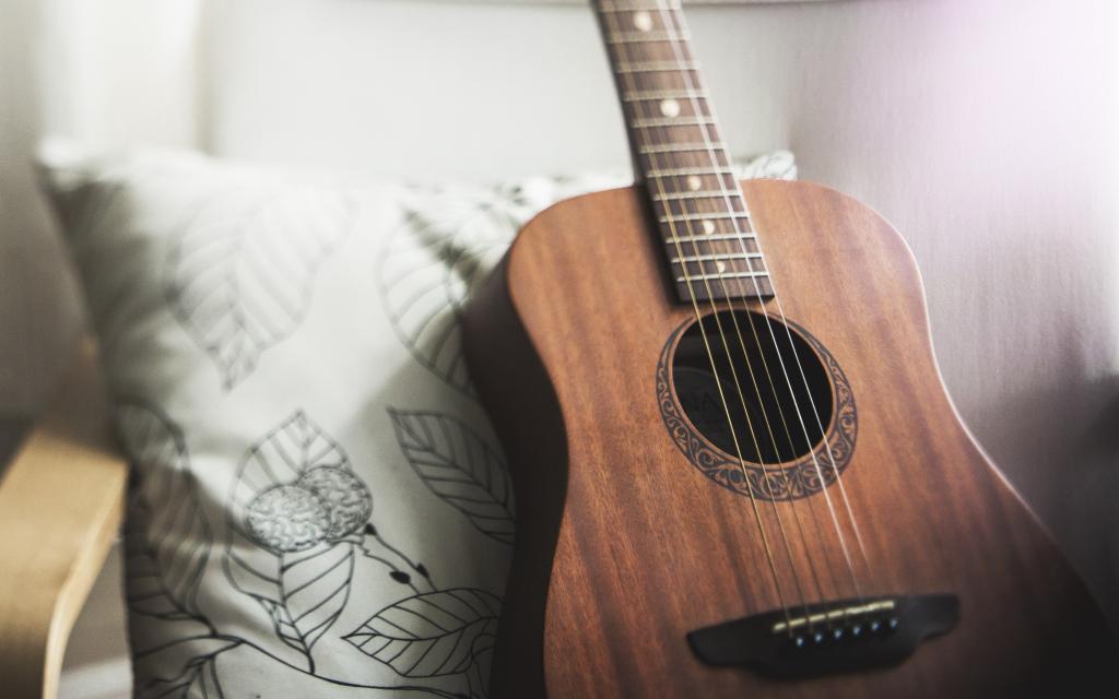 手持一把吉他流放出淡淡的忧伤