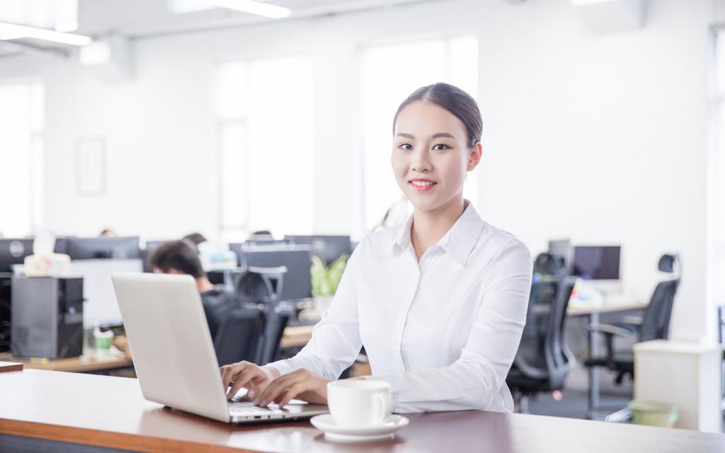 工作中的女性白领