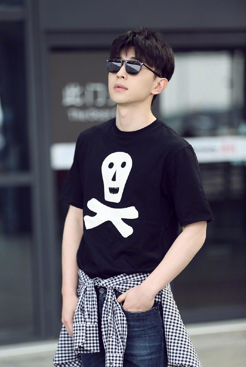 邓伦清爽帅气时尚街拍