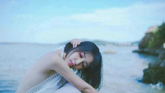 另类短发少女性感露背长裙海边写真