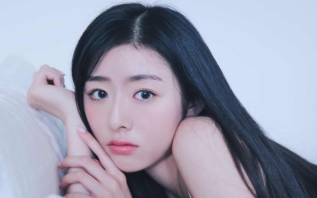 白皙貌美吊带衫诱人床上性感写真