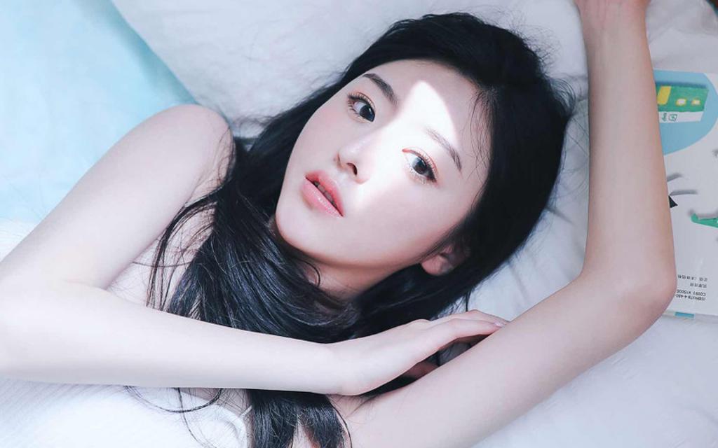 白皙貌美吊带衫诱人床上性感写真