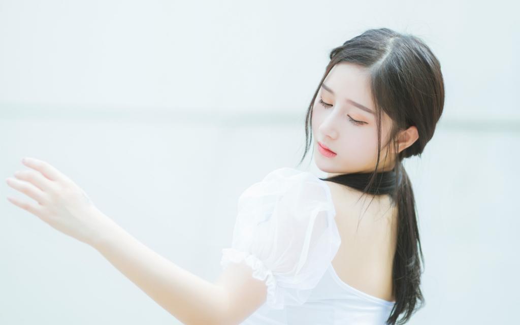 清新白衣女子