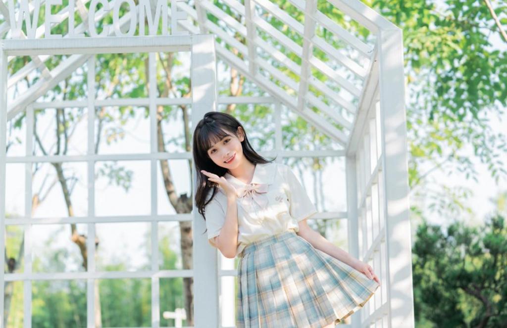 格纹短裙美女修长美腿诱人写真