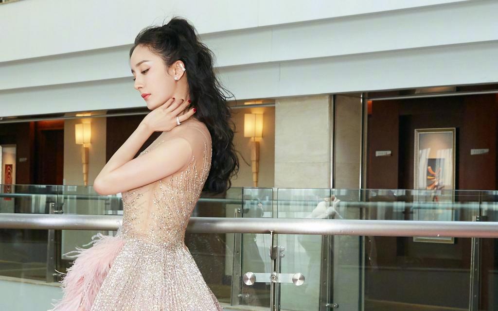 杨幂长裙优雅性感写真