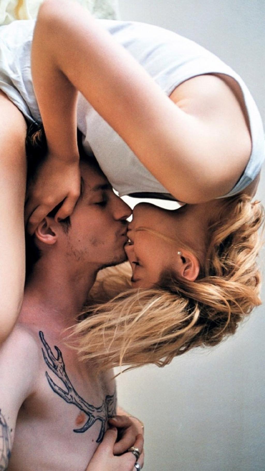 浪漫七夕节情侣接吻