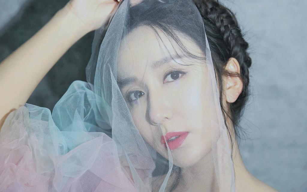 娄艺潇优雅气质写真