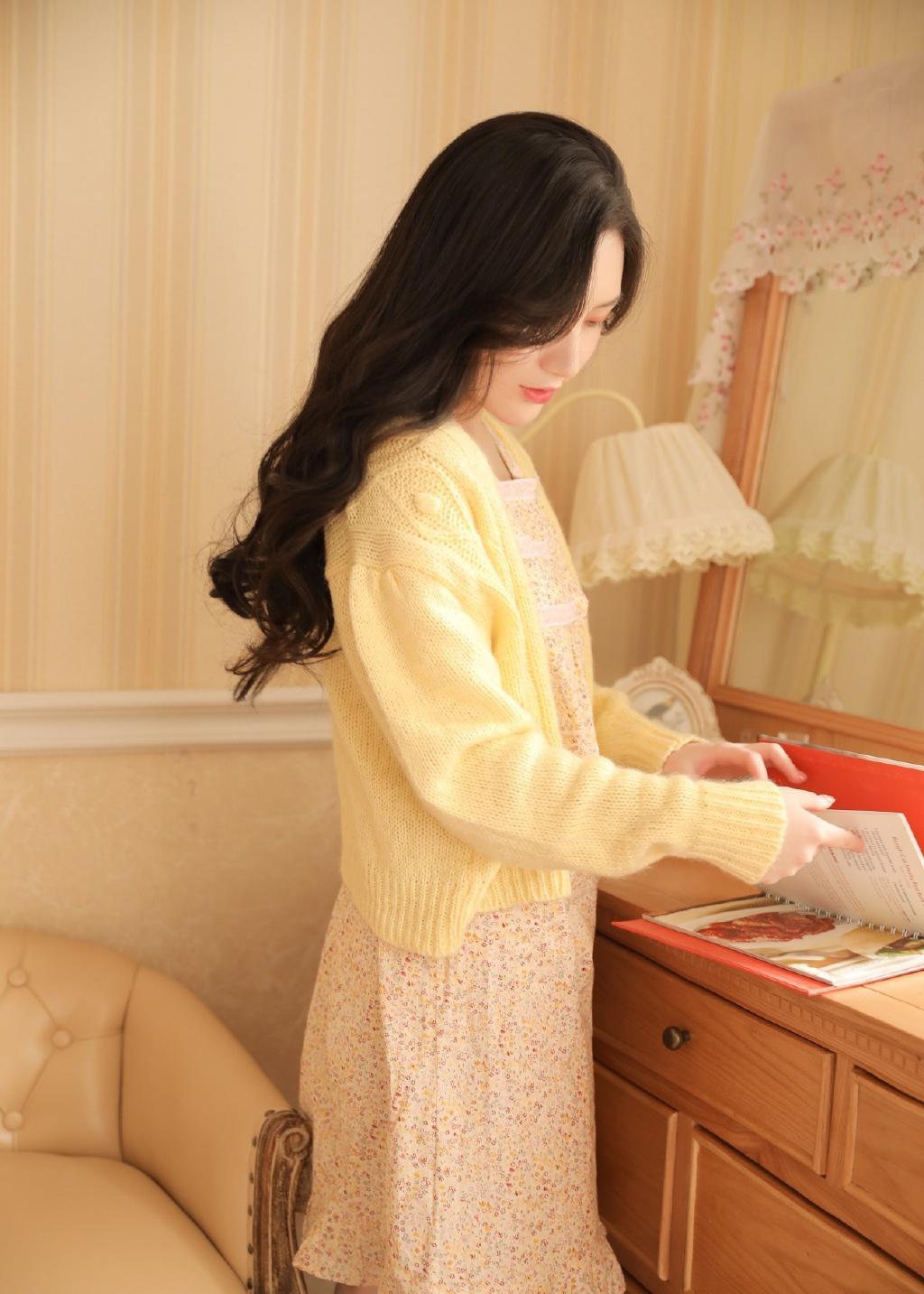 长发御姐性感成熟居家私房写真