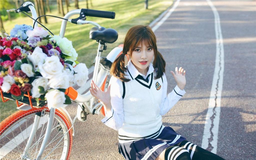 单车美女清纯性感写真