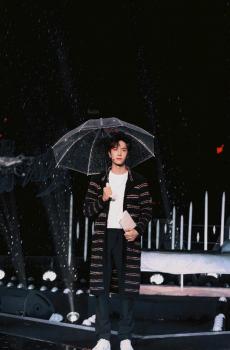 王一博时尚休闲小清新迷人写真