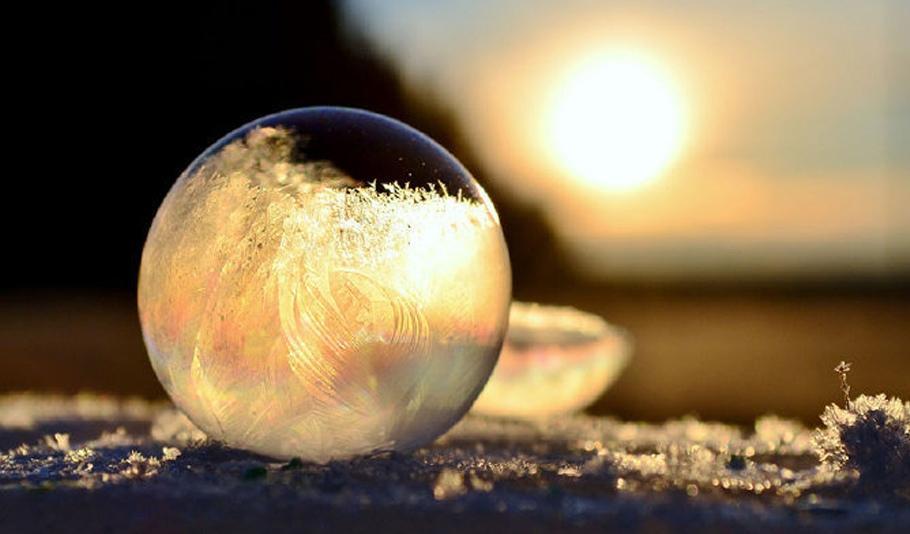 0度下美丽的泡泡结冰