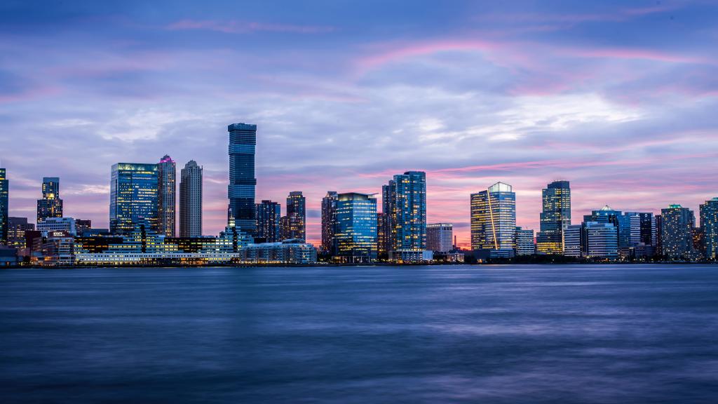 都市建筑的白天与黑夜