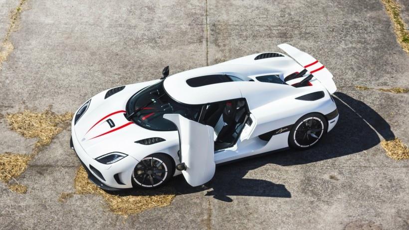 白色科尼塞克agera