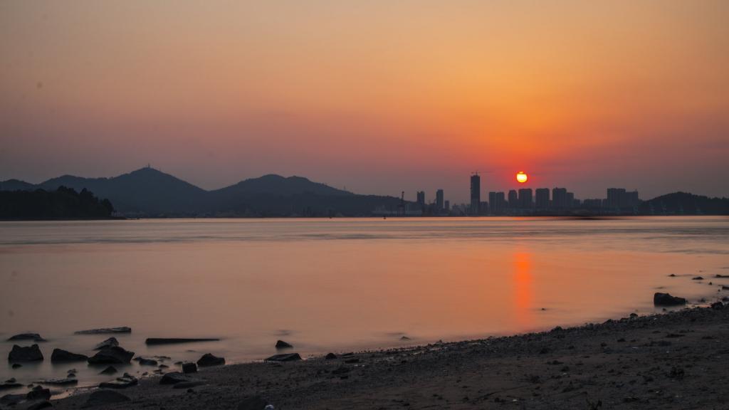 傍晚夕阳下的虎门大桥