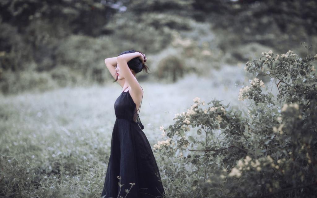 性感露背美女迷人写真