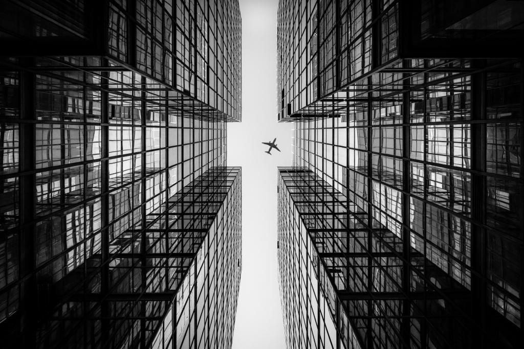 城市上空的飞机