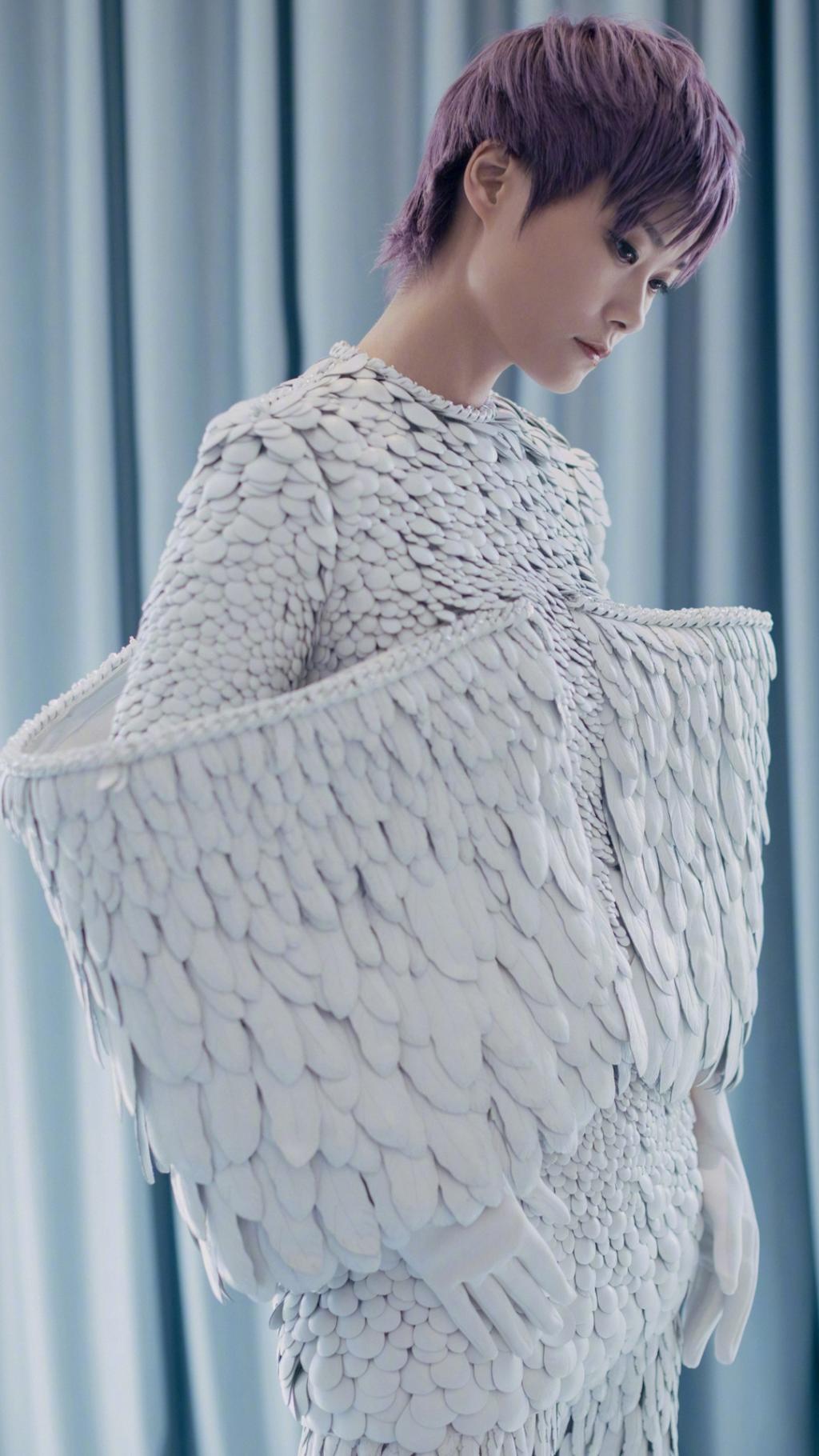 李宇春白色羽毛装