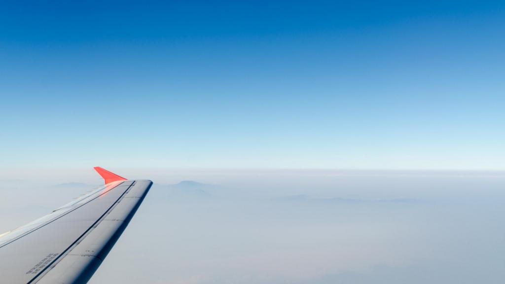 高空云层上的飞机机翼