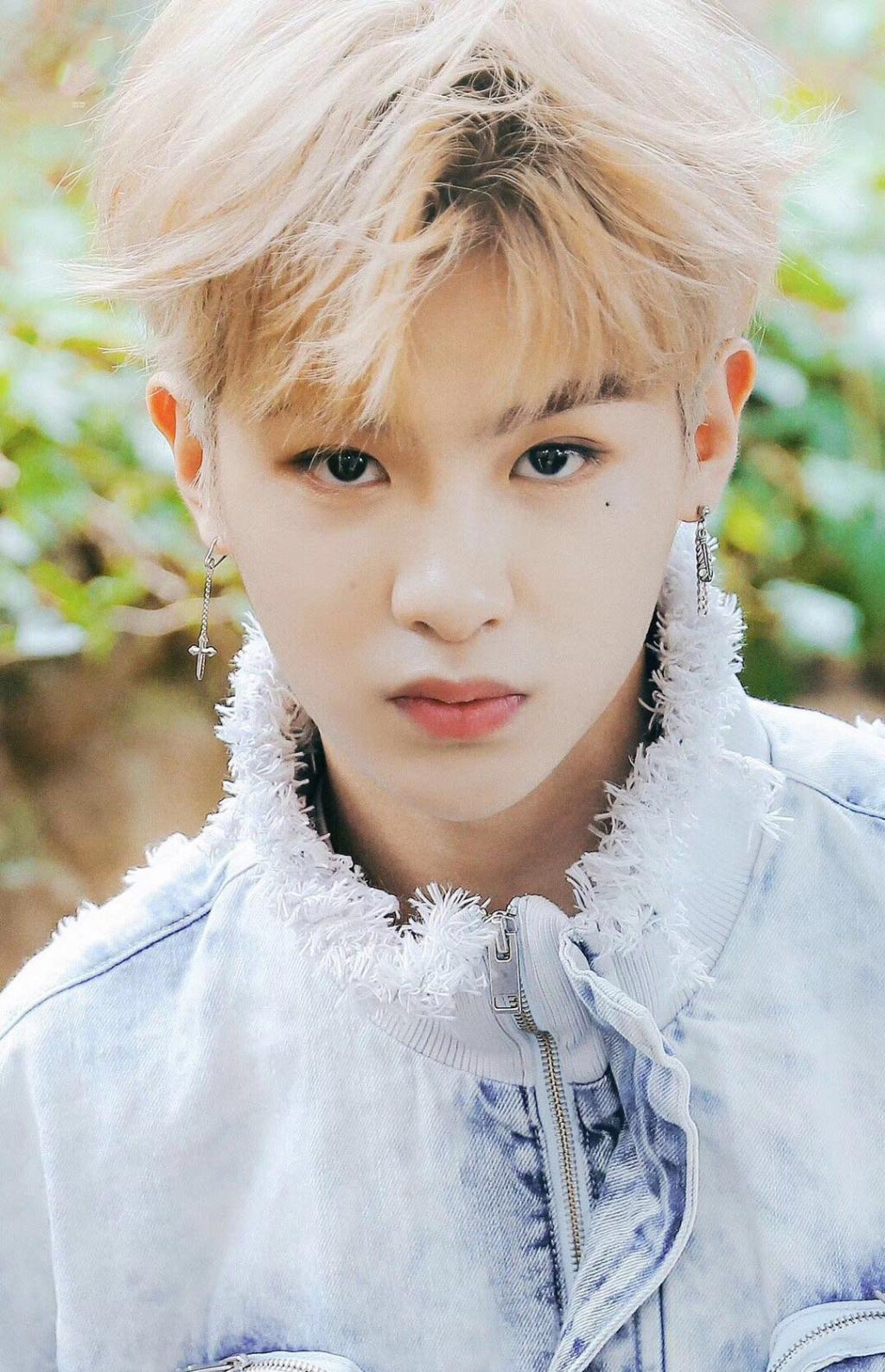 小鲜肉黄明昊帅气写真