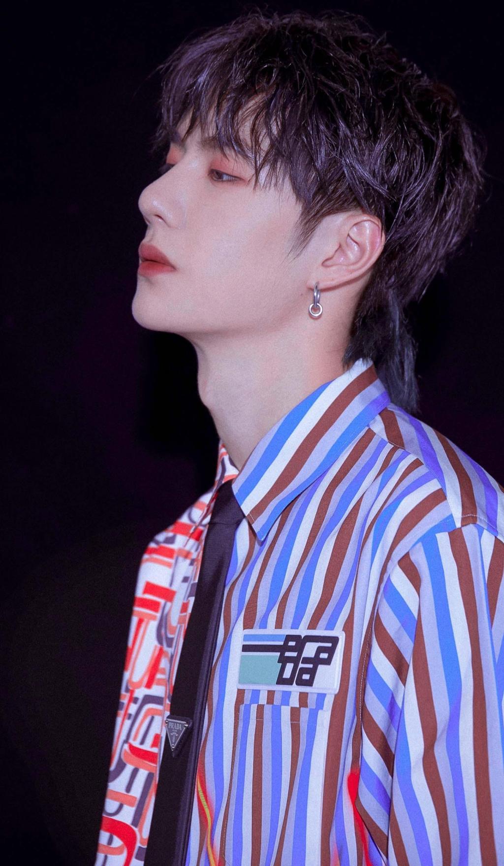 帅气阳光男孩王一博时尚写真