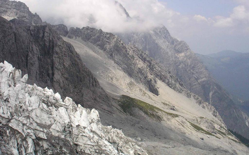 崇山峻岭的玉龙雪山壮观风景