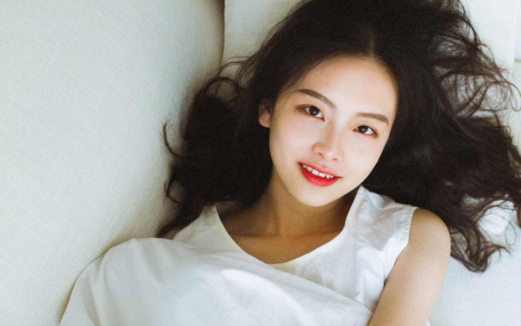 身穿白裙的漂亮小姐姐