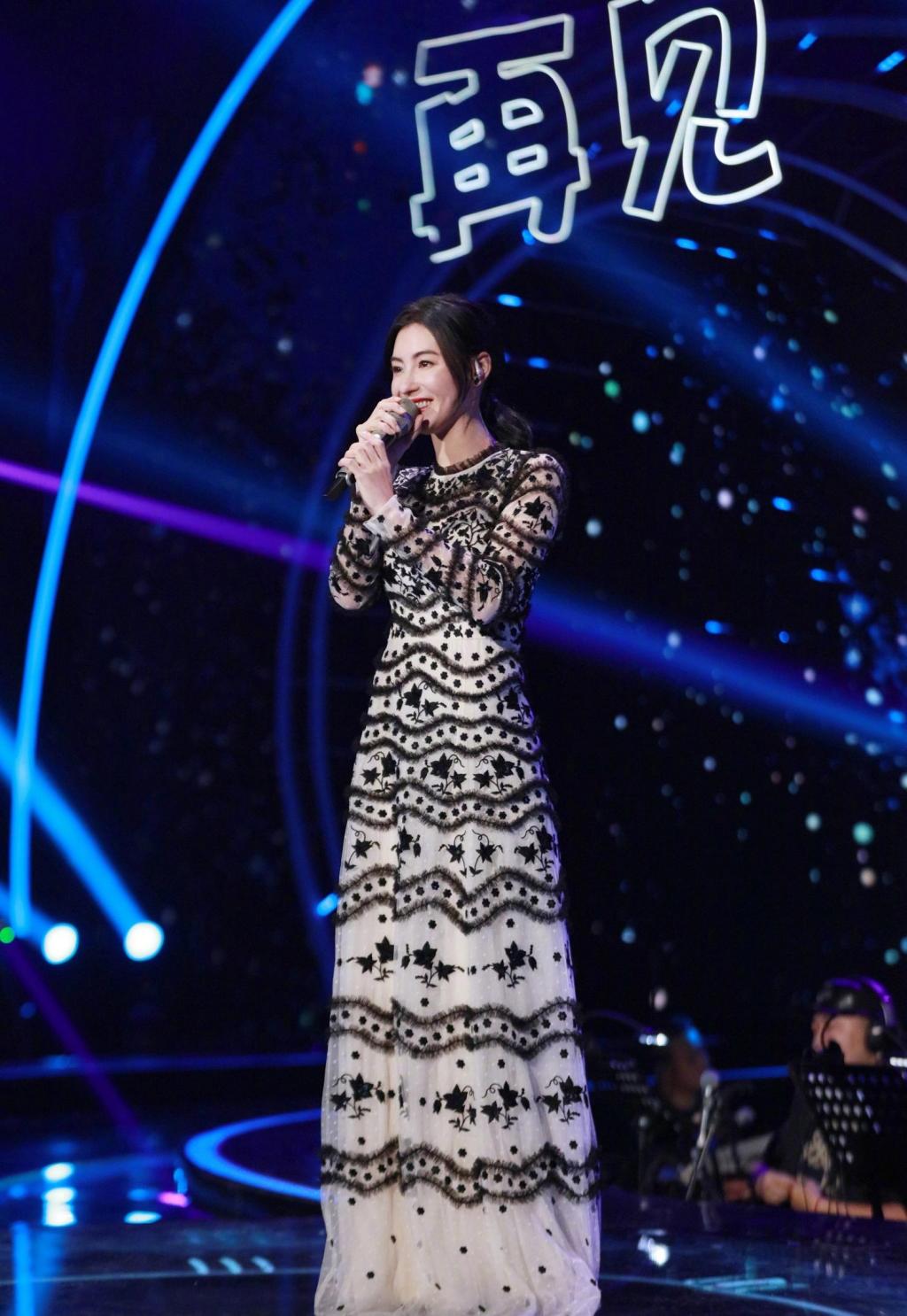 张柏芝碎花薄纱裙