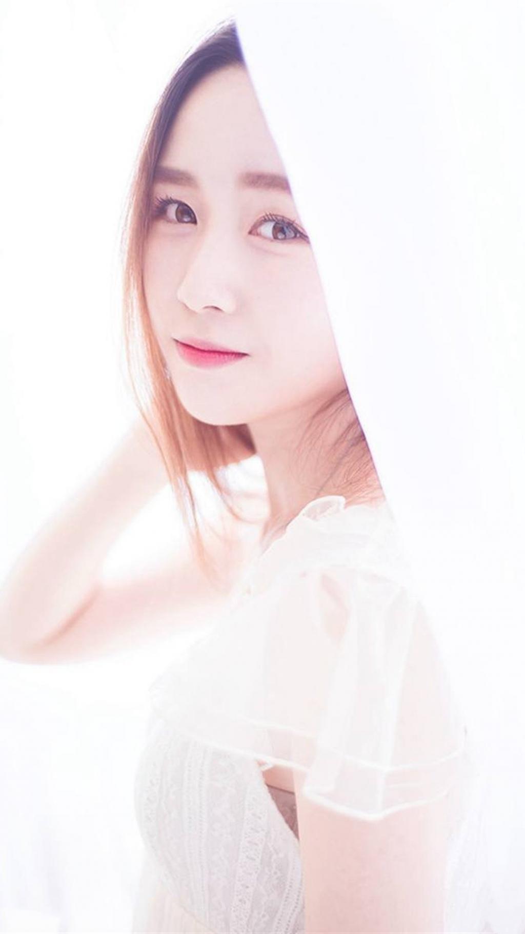 白皙娇嫩养眼美女迷人写真