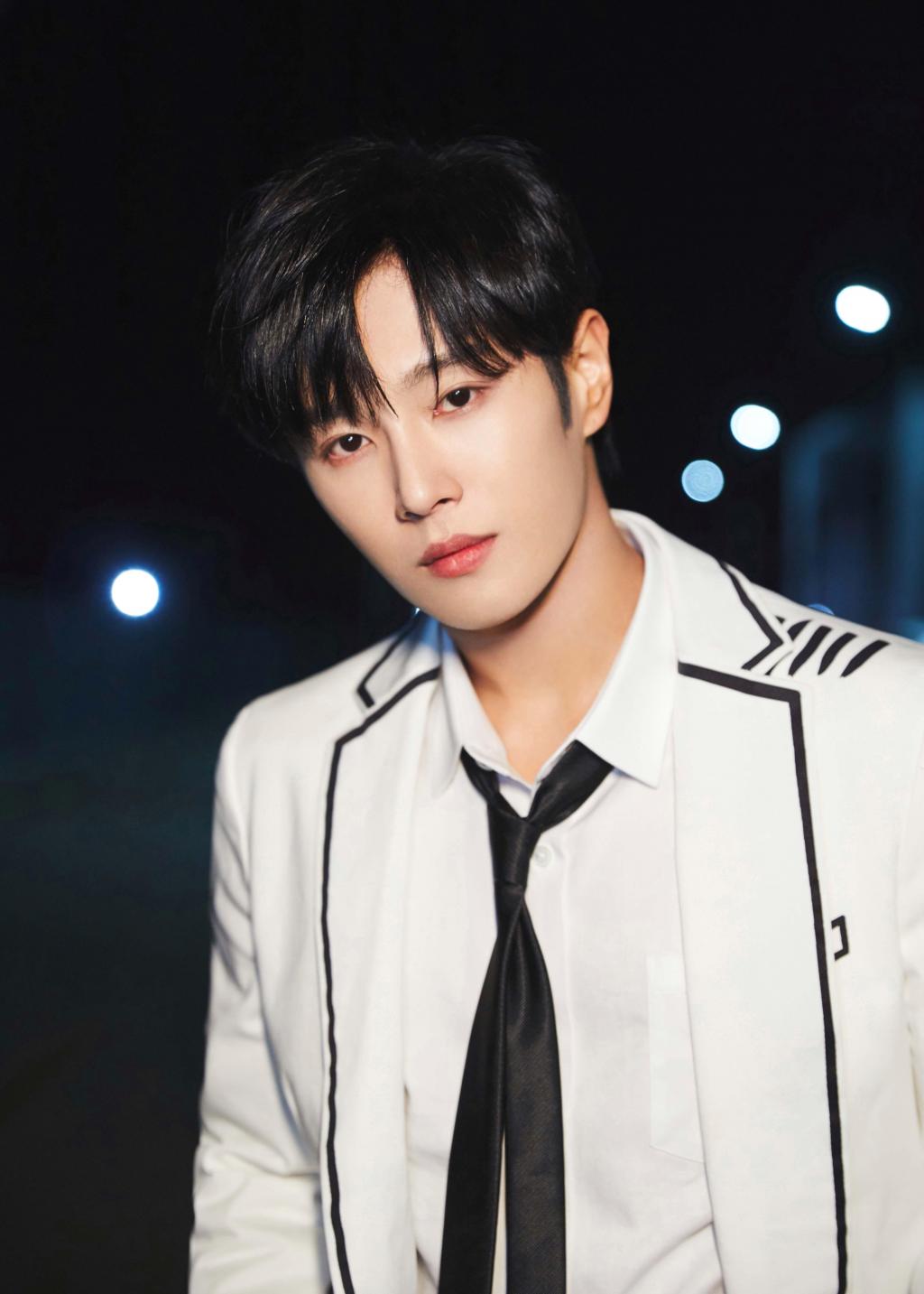 小鲜肉李汶翰西装大赏街拍