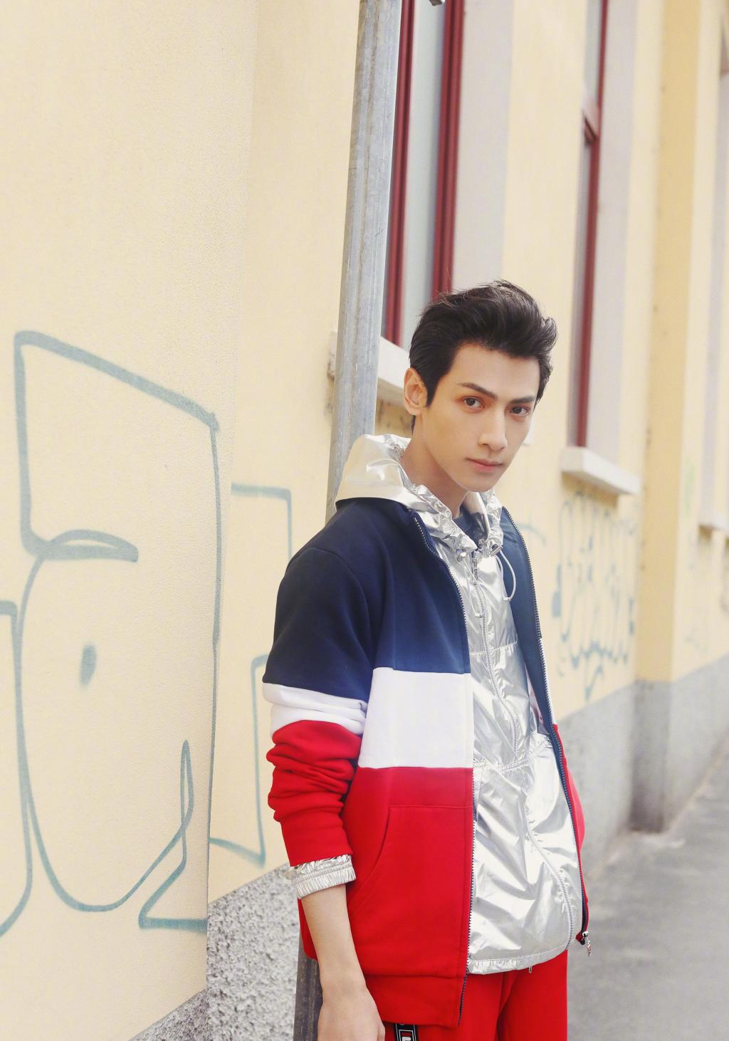 成熟型男罗云熙帅气时尚迷人写真