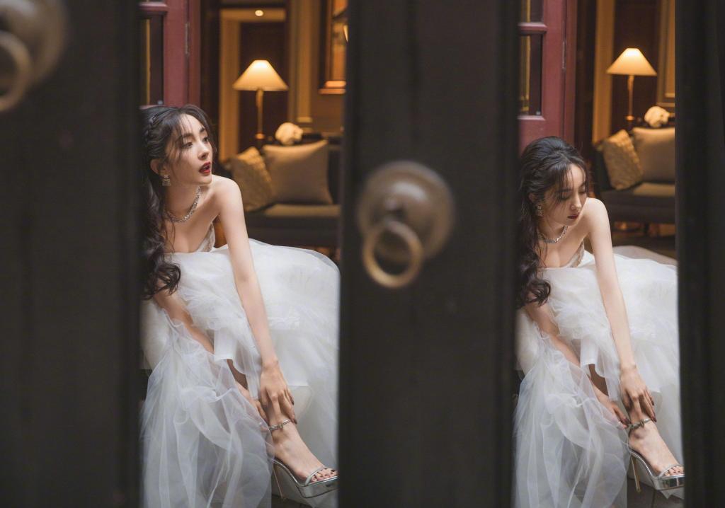 杨幂金色刺绣礼服古堡唯美写真