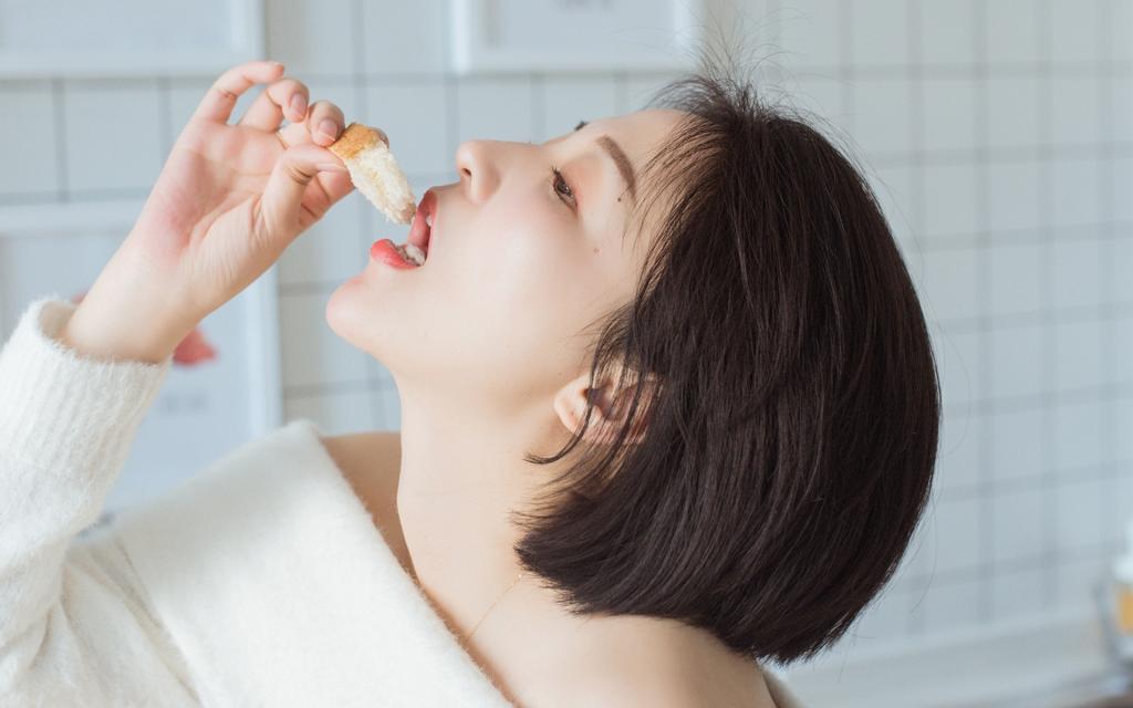 短发美少女甜美养眼写真