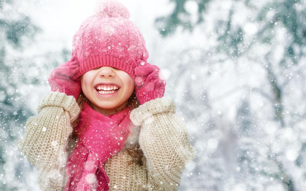 冬季雪地上嬉戏玩耍