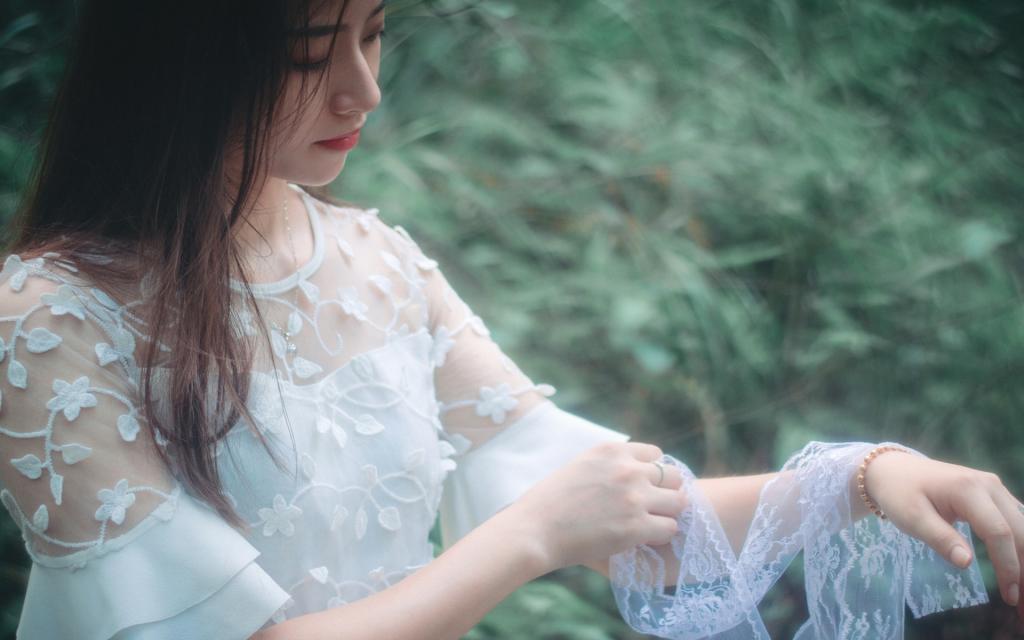 美女娉婷婉约的风姿