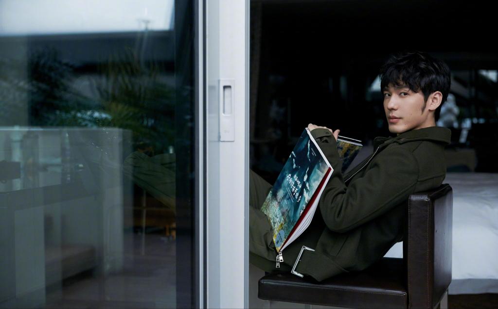 成熟型男白宇时尚休闲写真