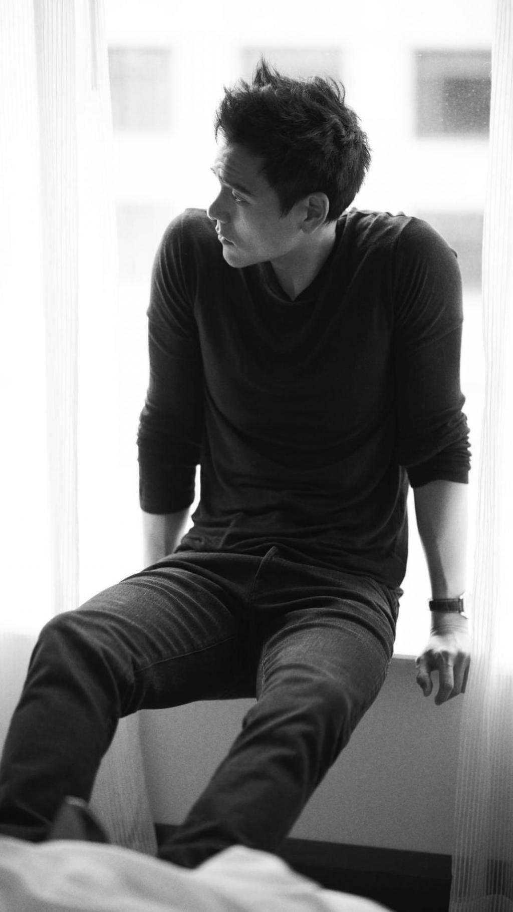 时尚型男彭于晏帅气居家休闲写真