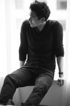 时尚型男彭于晏帅气居家休闲写真-4