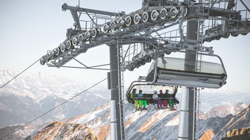 冬季雪花下的观光缆车