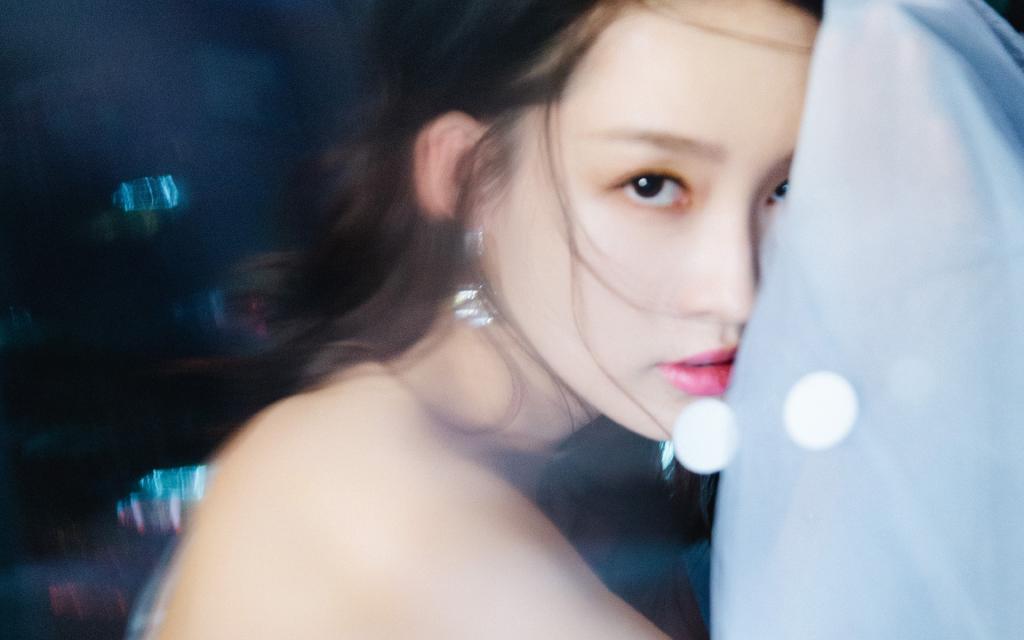 李沁露背礼服性感写真