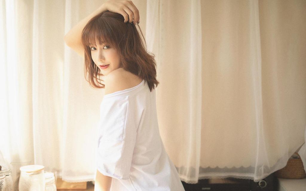 极品尤物性感露肩妖娆妩媚撩人魅惑写真