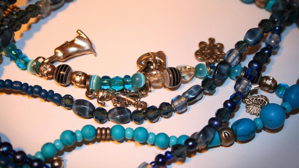 蓝彩琉璃珠饰品