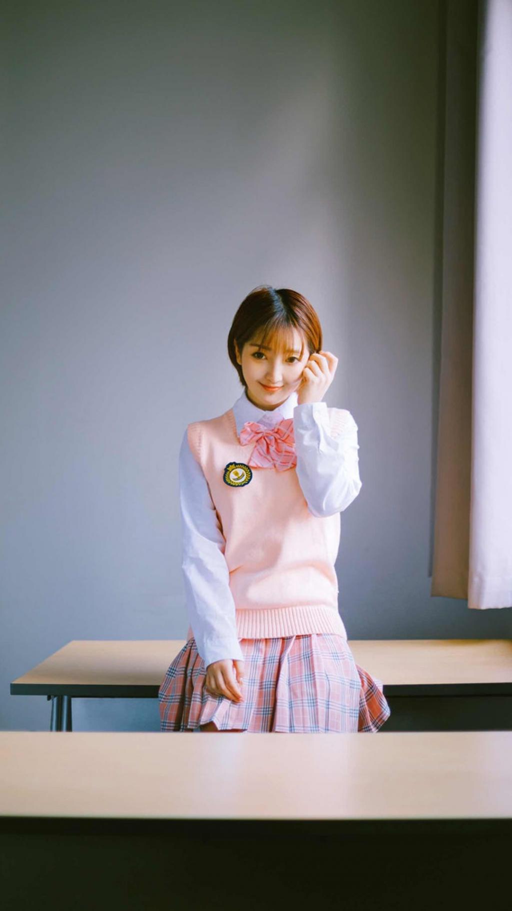 粉嫩可爱美少女制服写真