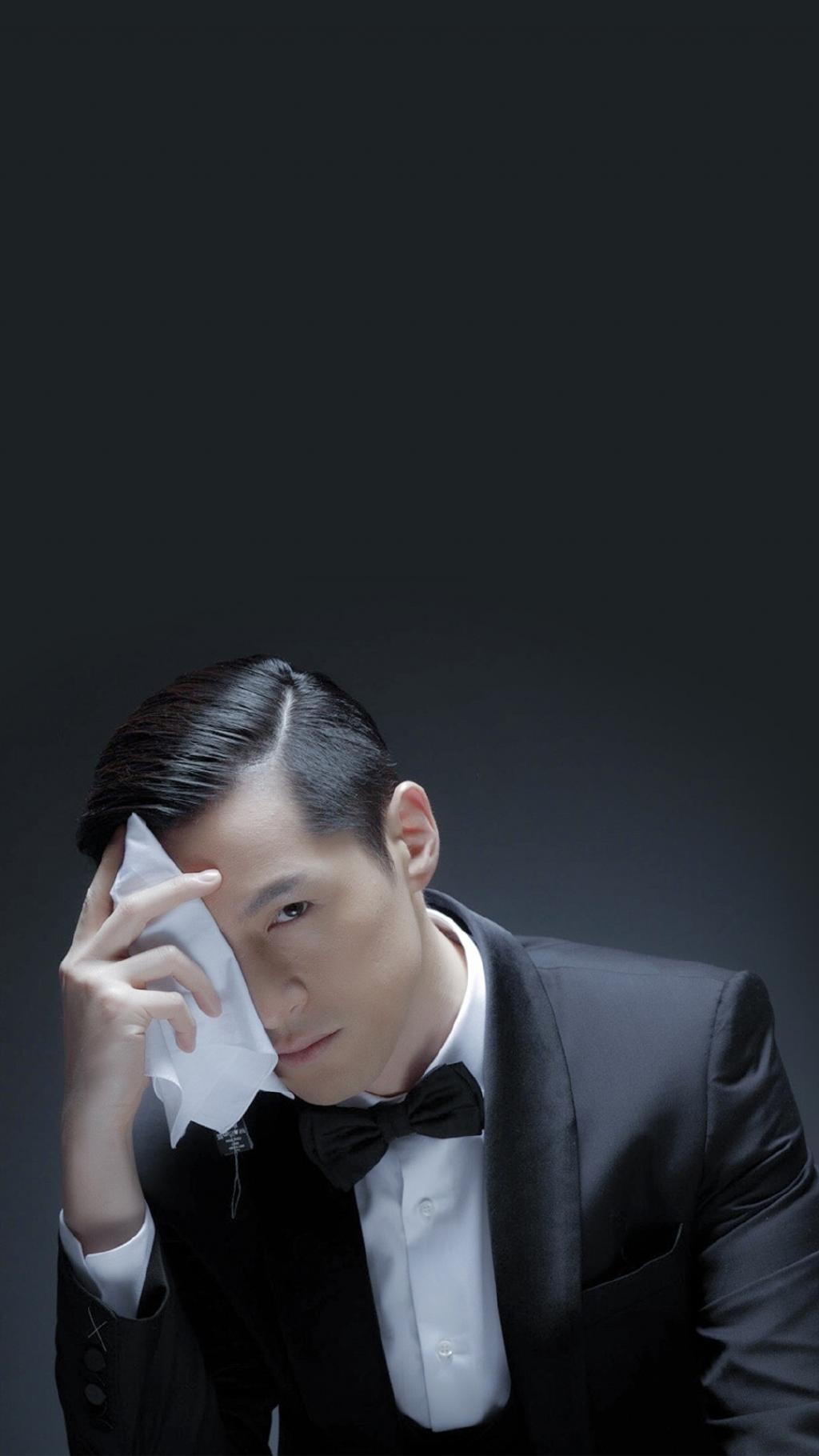 胡歌搞怪帅气西装写真