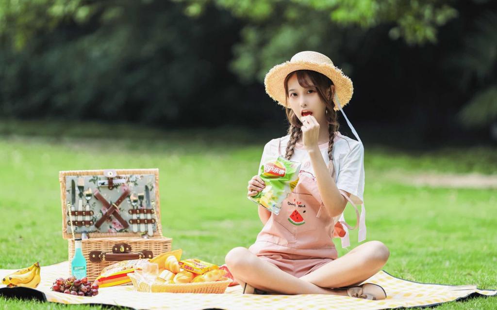 清纯可爱美少女户外写真