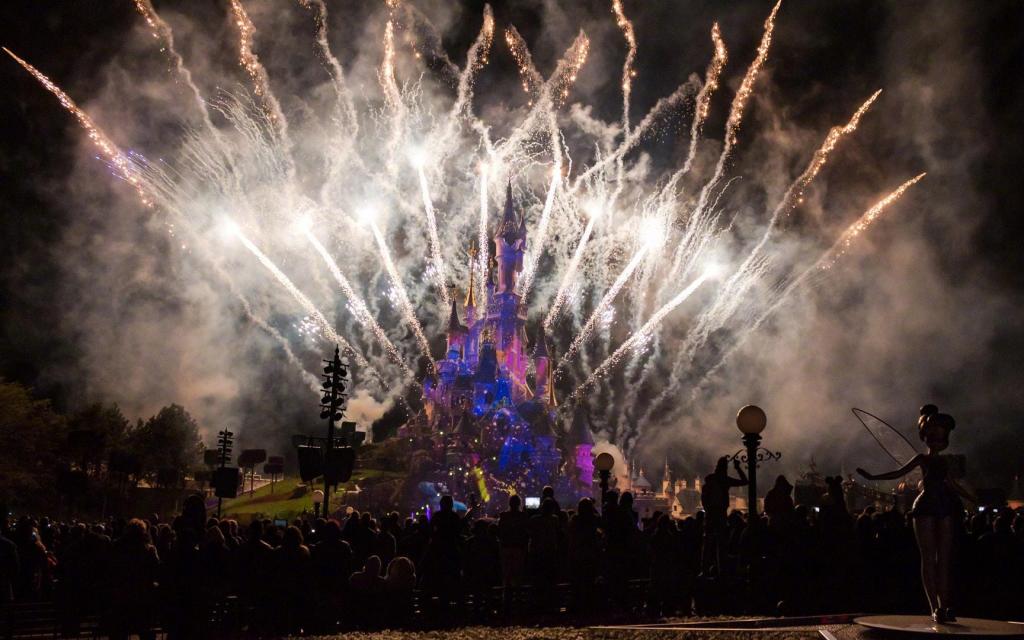 迪士尼城堡绚丽璀璨烟花灯光秀