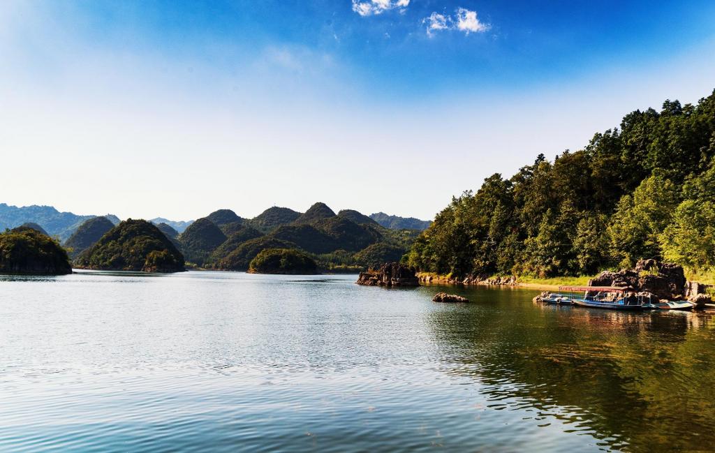 养眼迷人的月亮湖风光