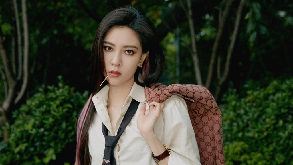 宋妍霏复古率性时尚户外迷人写真