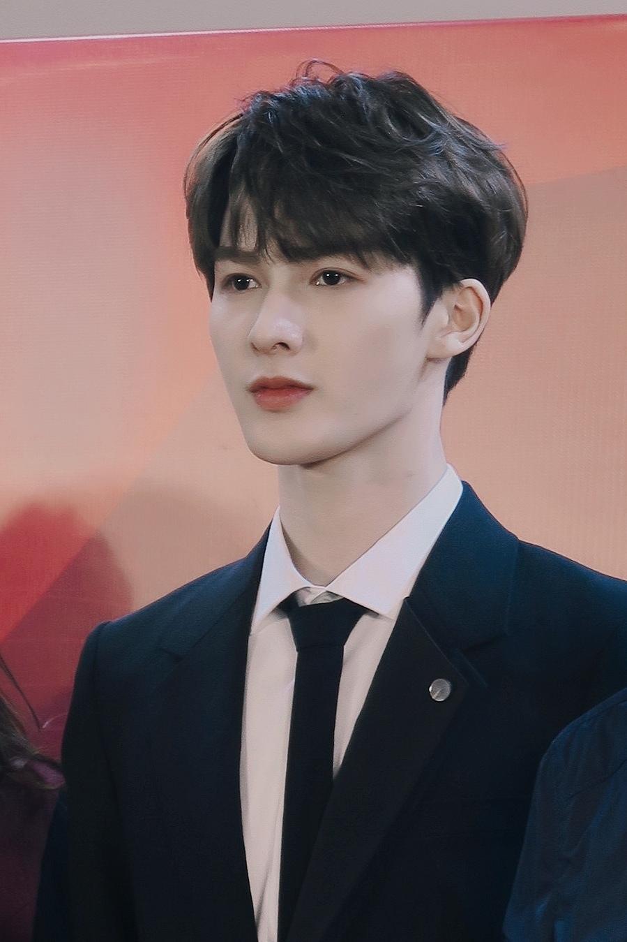 朱正廷帅气迷人西装活动照