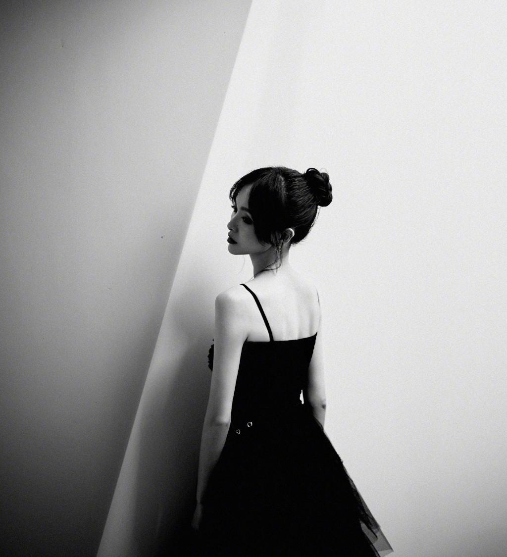 性感美女唐嫣黑色吊带裙诱人写真